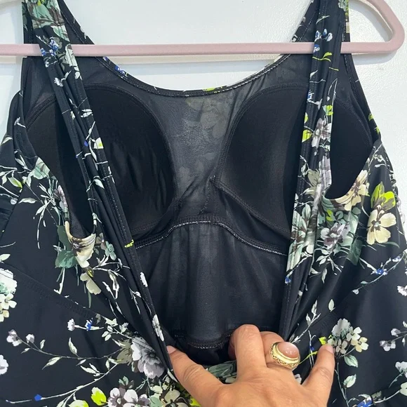 Torrid Black Floral Scoop Neck Swim Dress Sz. 2 (2X, 18-20) Torrid Black Floral Scoop Neck Swim Dress Sz. 2 (2X, 18-20)